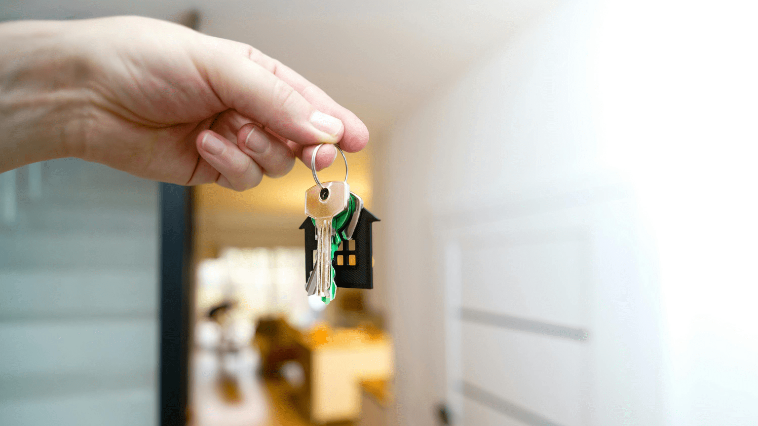 Agente inmobiliario mostrando una propiedad a clientes internacionales en España