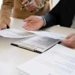 Detectives privados en Sevilla presentando informes con validez judicial en un entorno legal