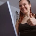 mujer en sesión de coaching online trabajando en su desarrollo personal y bienestar integral