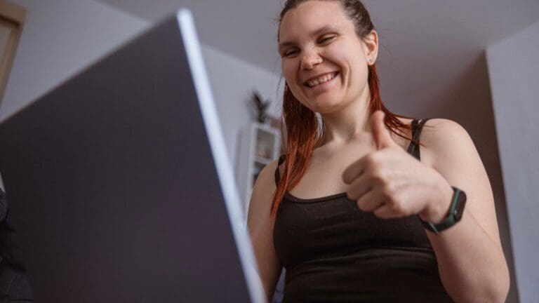 mujer en sesión de coaching online trabajando en su desarrollo personal y bienestar integral