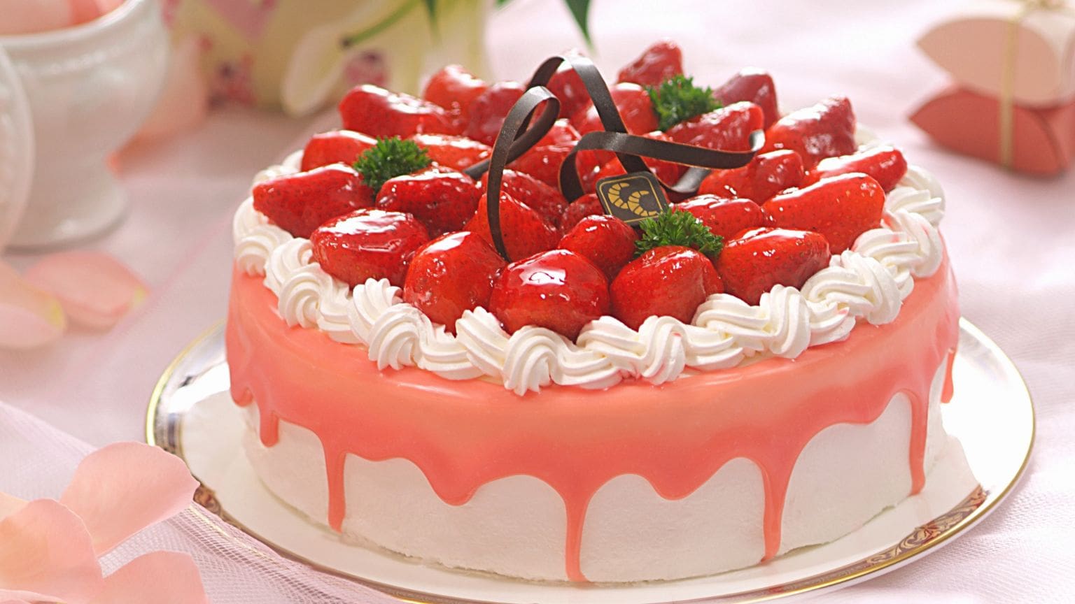 Diseña tu celebración a través de pasteles personalizados.