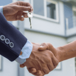 Experto en compraventa trabajando con clientes de inmobiliaria premium
