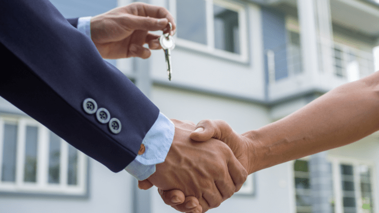 Experto en compraventa trabajando con clientes de inmobiliaria premium