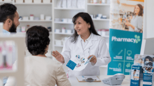 Interior de una farmacia con atención personalizada a un cliente en España