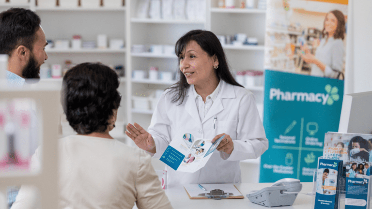 Interior de una farmacia con atención personalizada a un cliente en España