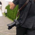 Emotivo abrazo captado por fotógrafo de bodas Tarragona en ceremonia íntima