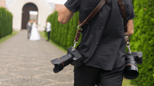 Emotivo abrazo captado por fotógrafo de bodas Tarragona en ceremonia íntima