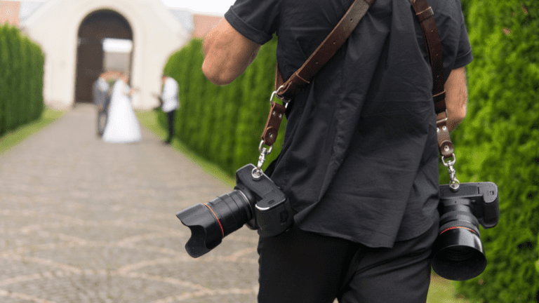Emotivo abrazo captado por fotógrafo de bodas Tarragona en ceremonia íntima