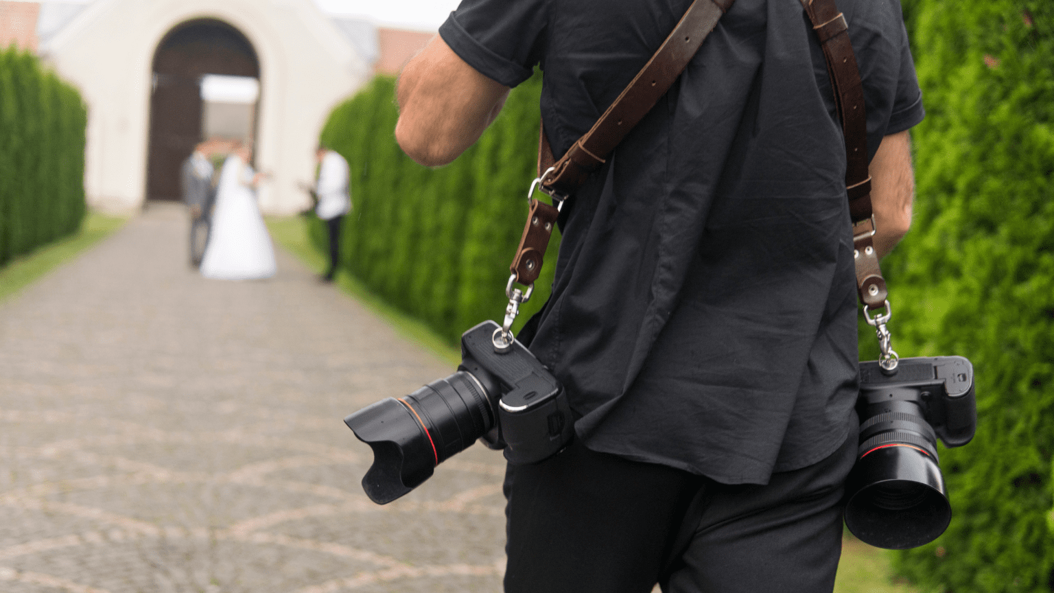 Emotivo abrazo captado por fotógrafo de bodas Tarragona en ceremonia íntima
