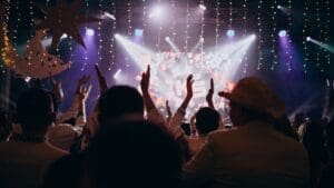 Organizadores de eventos trabajando con tecnología, sonido e iluminación en un montaje profesional.