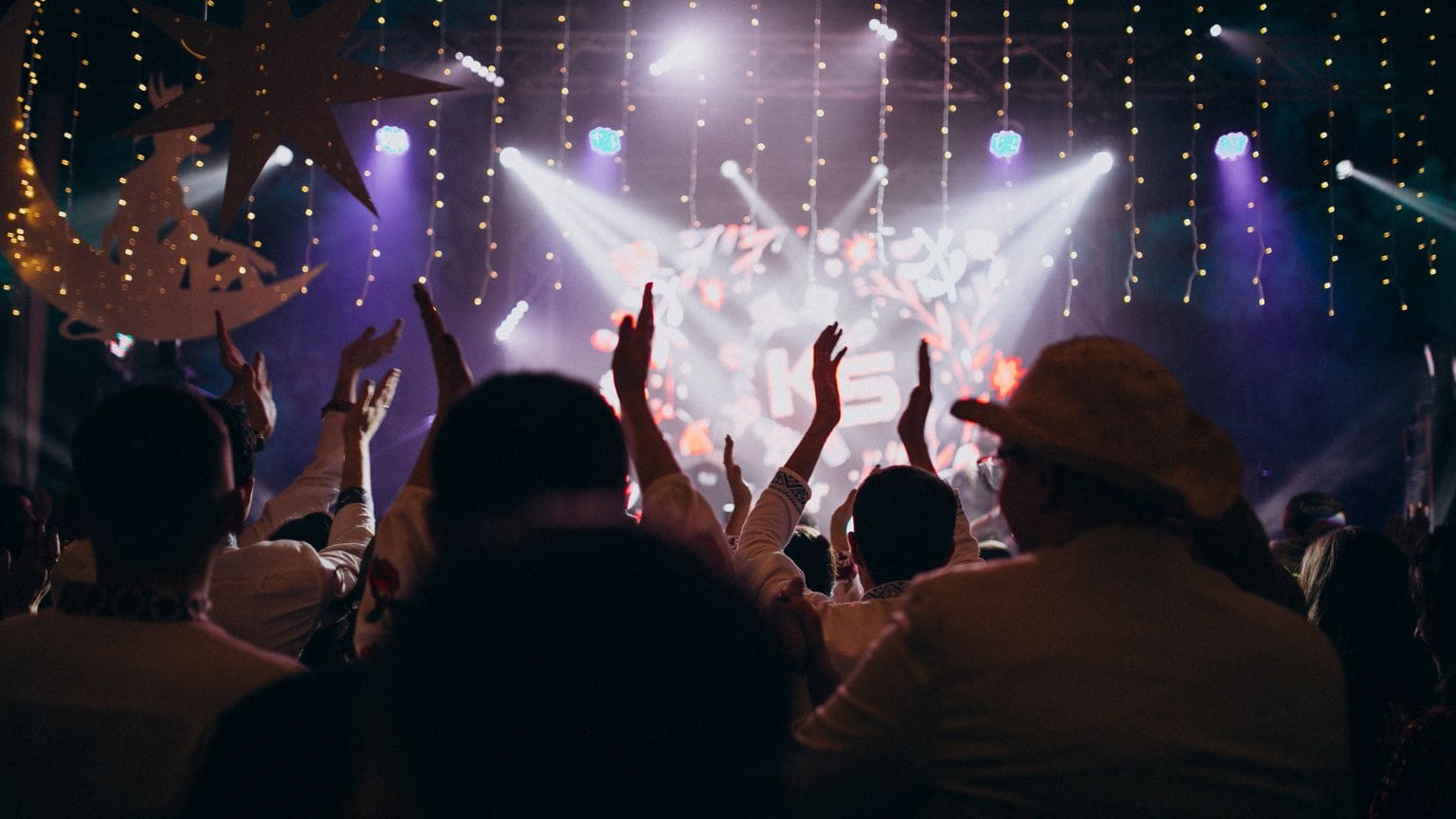 Organizadores de eventos trabajando con tecnología, sonido e iluminación en un montaje profesional.
