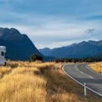 Caravana estacionada en ruta abierta como parte del recorrido hacia un parking caravanas Valencia seguro