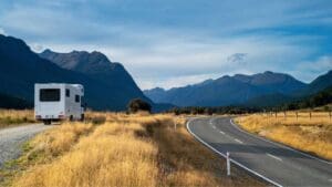 Caravana estacionada en ruta abierta como parte del recorrido hacia un parking caravanas Valencia seguro
