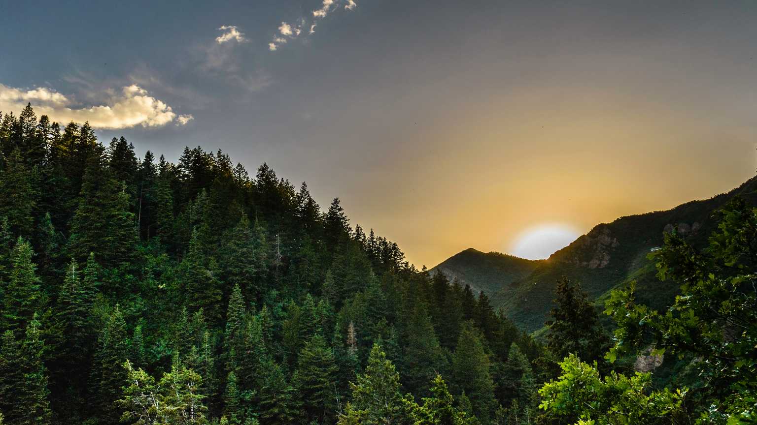 Vall de Boí amb muntanyes de fons a la sortida del sol, en un entorn natural i tranquil