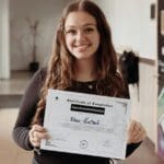 Estudiante mostrando certificado oficial de inglés reconocido en España