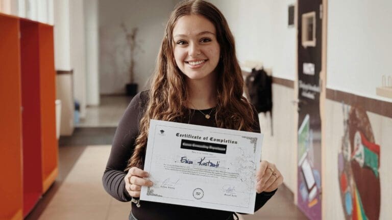 Estudiante mostrando certificado oficial de inglés reconocido en España