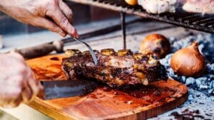 Siete claves para elegir el mejor servicio de asado para eventos.
