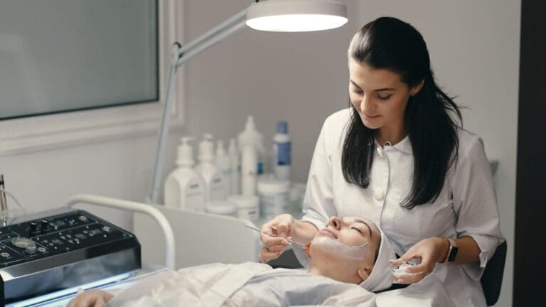 Centro de estética moderno con productos de peluquería profesional y atención personalizada.