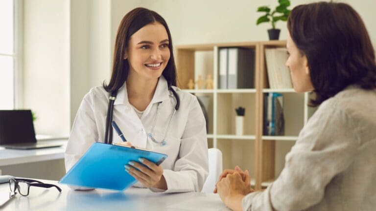 Consulta médica privada en España como ejemplo de seguro de salud sin copago