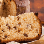Panettone clásico italiano sobre mesa rústica con decoración navideña