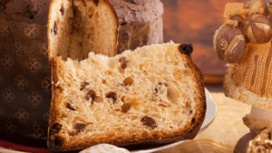 Panettone clásico italiano sobre mesa rústica con decoración navideña