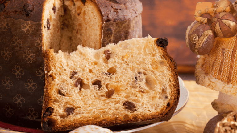 Panettone clásico italiano sobre mesa rústica con decoración navideña