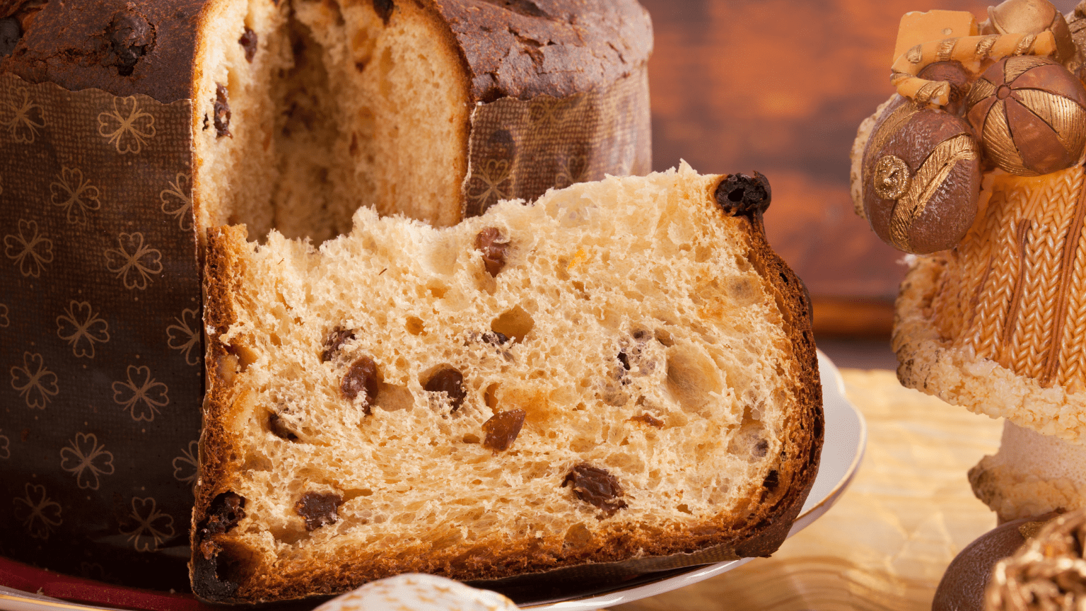 Panettone clásico italiano sobre mesa rústica con decoración navideña