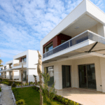 Exterior de una vivienda gestionada por agencia inmobiliaria Ibiza en zona exclusiva