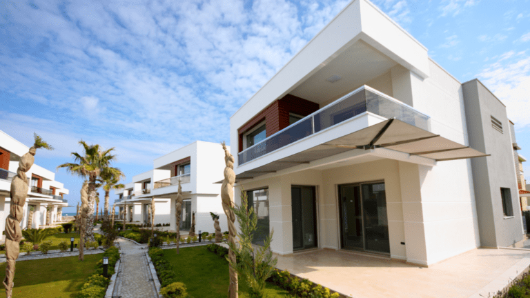 Exterior de una vivienda gestionada por agencia inmobiliaria Ibiza en zona exclusiva