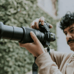 Fotógrafo de una agencia de fotografía durante una sesión profesional