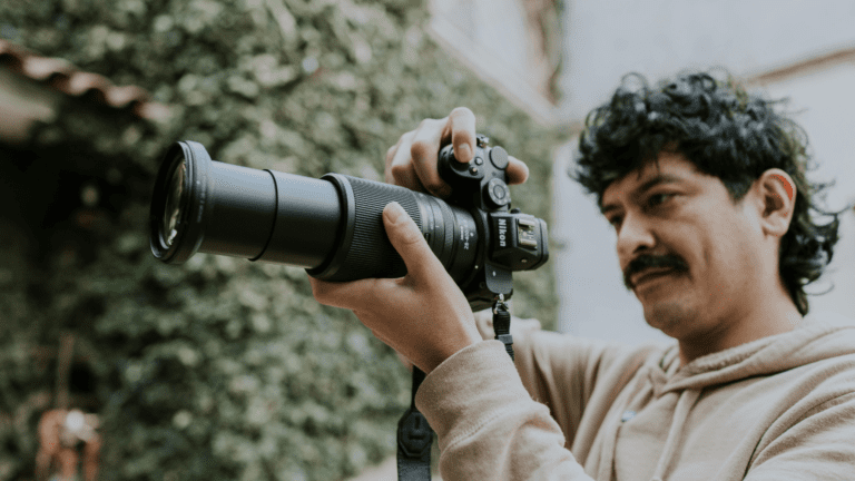 Fotógrafo de una agencia de fotografía durante una sesión profesional
