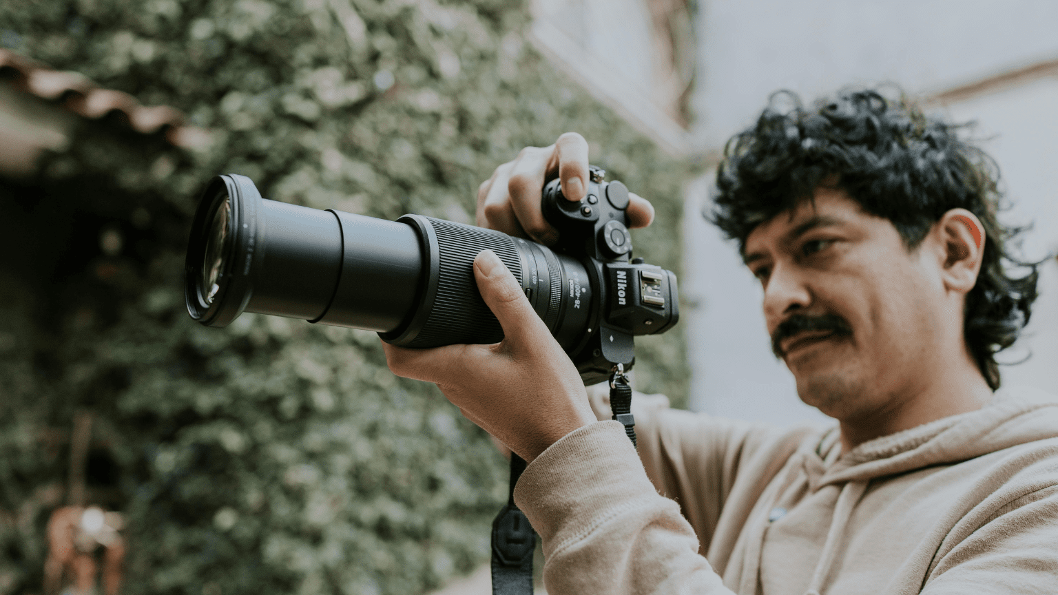 Fotógrafo de una agencia de fotografía durante una sesión profesional