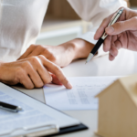 agencia inmobiliaria explicando documentos
