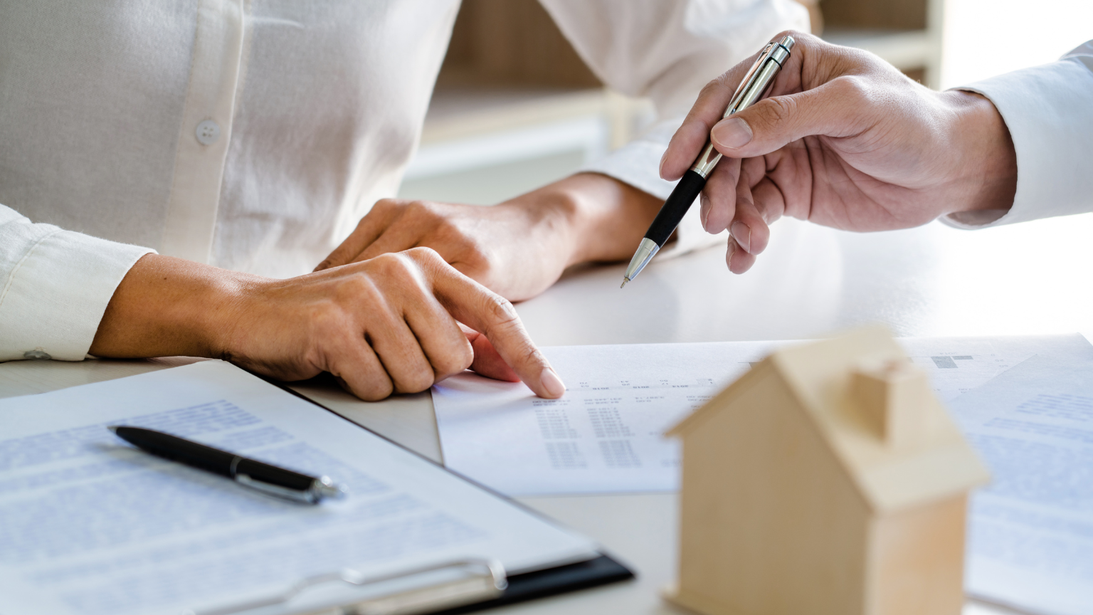 agencia inmobiliaria explicando documentos