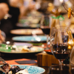 Detalle de mesa con ingredientes frescos de un menú de temporada sorprendente