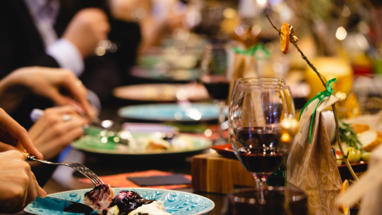 Detalle de mesa con ingredientes frescos de un menú de temporada sorprendente