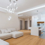 Vista interior de apartamentos con diseño moderno funcional en Madrid centro, con decoración minimalista y espacios amplios
