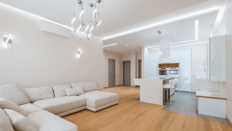 Vista interior de apartamentos con diseño moderno funcional en Madrid centro, con decoración minimalista y espacios amplios