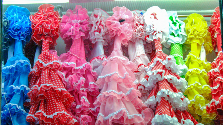 Vestidos representando diferencias moda flamenca tradicional y contemporánea