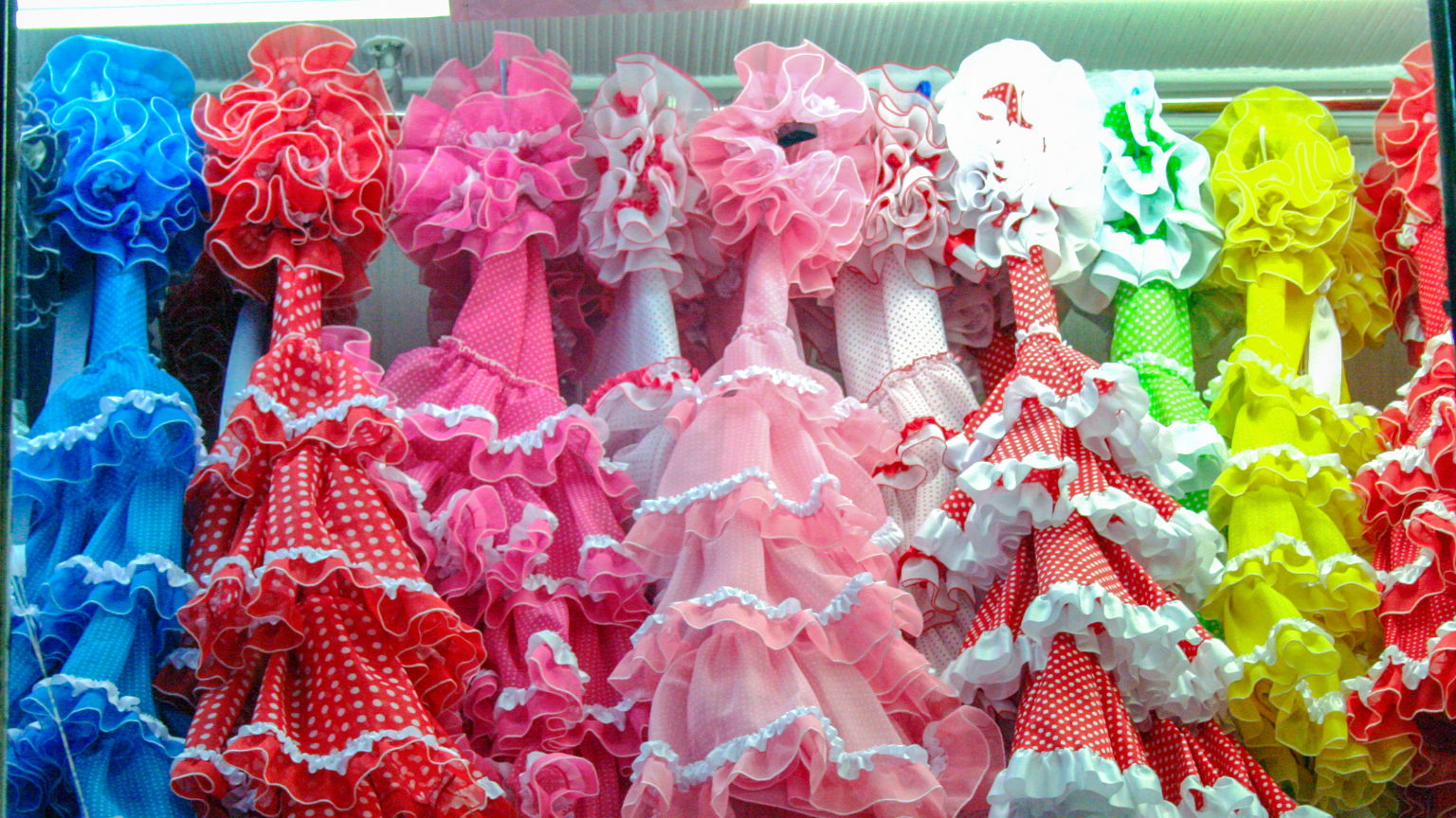 Vestidos representando diferencias moda flamenca tradicional y contemporánea