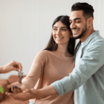 Agente inmobiliario mostrando opciones para el alquiler de propiedades en Barcelona