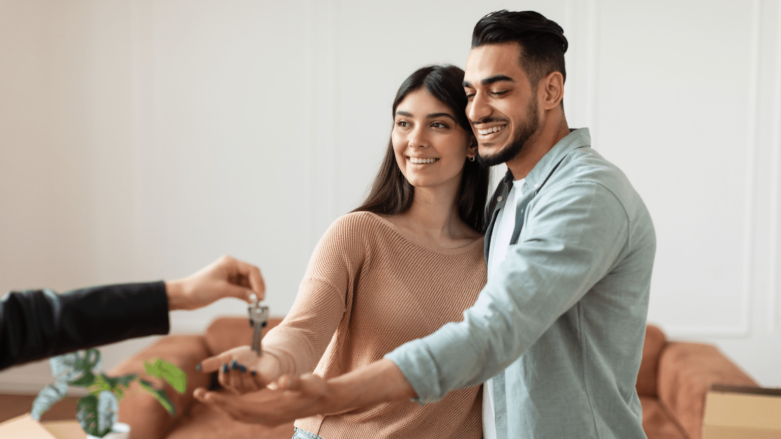 Agente inmobiliario mostrando opciones para el alquiler de propiedades en Barcelona