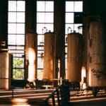 Depósitos de acero inoxidable para aceite en planta industrial moderna.