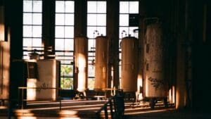 Depósitos de acero inoxidable para aceite en planta industrial moderna.