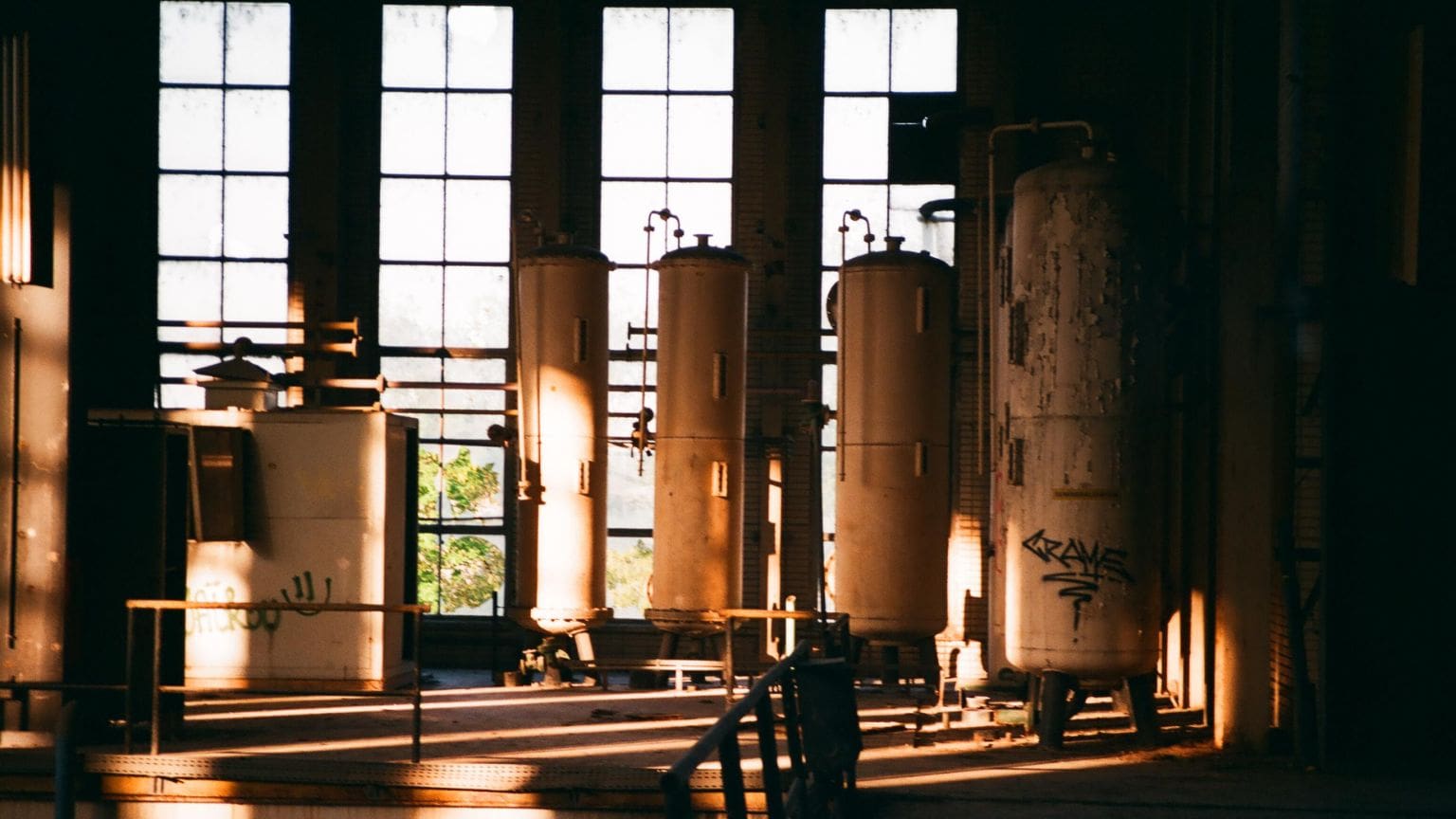 Depósitos de acero inoxidable para aceite en planta industrial moderna.