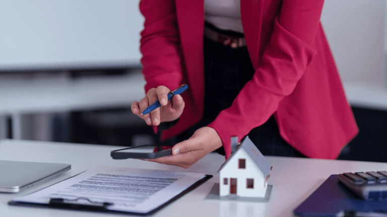 Profesional brindando asesoramiento inmobiliario a clientes que buscan inmuebles en Barcelona.