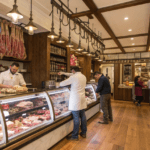 Vista interior de una carnicería artesanal de confianza en Málaga con embutidos caseros