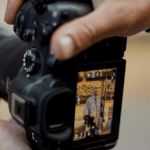 Fotografía conceptual que representa la identidad visual de una marca en un entorno profesional.