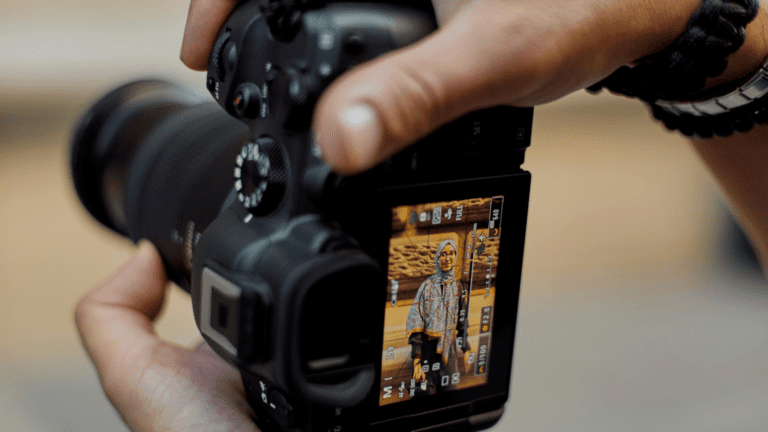 Fotografía conceptual que representa la identidad visual de una marca en un entorno profesional.