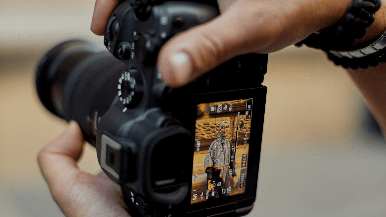 Fotografía conceptual que representa la identidad visual de una marca en un entorno profesional.